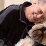 anciano con su perro mascota