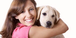 Chica Abrazando A Su Perro Mascota