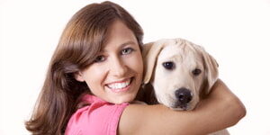Chica Amando A Su Mascota