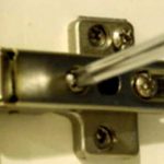 Como Ajustar Las Bisagras De Las Puertas De Los Armarios
