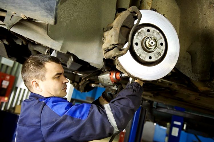 Como Ajustar Los Frenos De Un Automovil