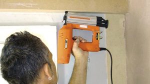 Como Cargar Clavos En Una Pistola De Clavos