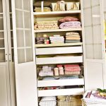 Como Crear Mas Espacio De Almacenamiento En Un Armario Para Ropa Blanca