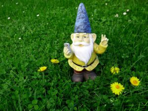 Como Decorar Gnomos De Hormigon Y Otros Adornos De Jardin