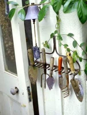 Como Decorar Un Jardin Con Herramientas De Jardineria Antiguas