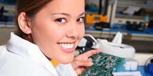 Técnico Con Placa De Circuito