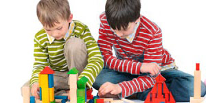 Niños Jugando Bloques De Madera