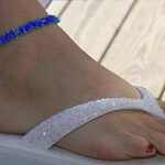 Mujer Con Pulsera En El Tobillo