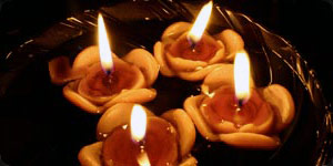 Velas Flotantes Con Pétalos De Rosa