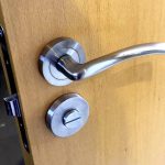 Como Instalar Un Pestillo De Puerta En Una Cerca De Madera
