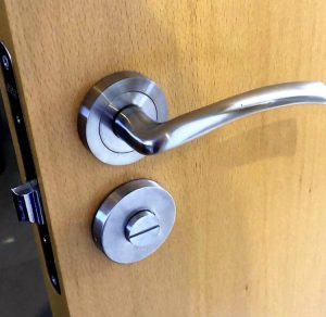 Como Instalar Un Pestillo De Puerta En Una Cerca De Madera