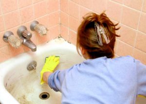 como limpiar los azulejos de la pared de la ducha
