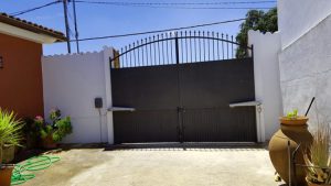 Como Limpiar Un Sensor De Puerta De Garaje 1