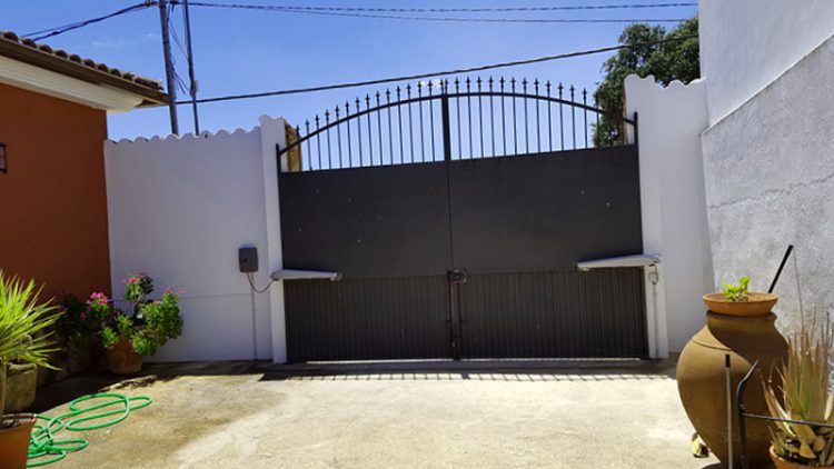 Como Limpiar Un Sensor De Puerta De Garaje 1