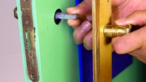 Como Quitar Un Pomo De Puerta Roto 3