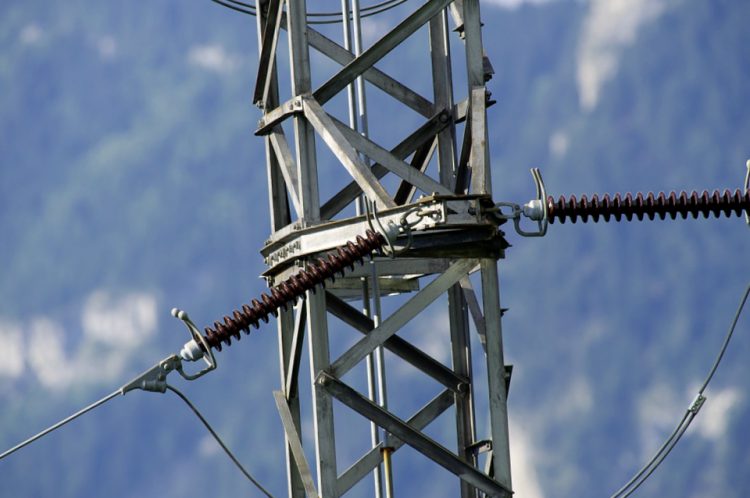 Como Reemplazar Los Aisladores De Cerca Electrica