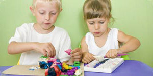 Niños Jugando Con Plastilina