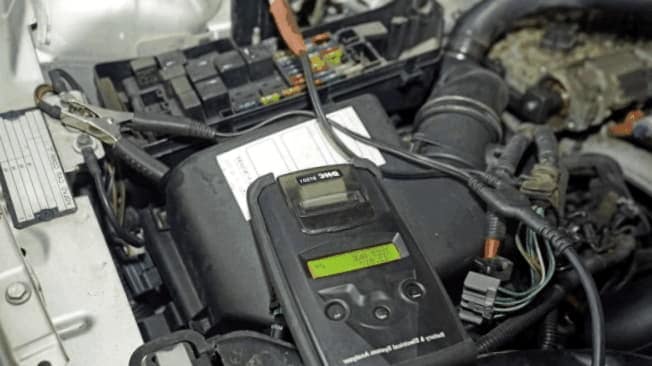 Como Verificar La Bateria De Su Automovil Sin Un Medidor