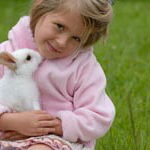 nina con su conejo