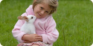 Nina Con Su Conejo